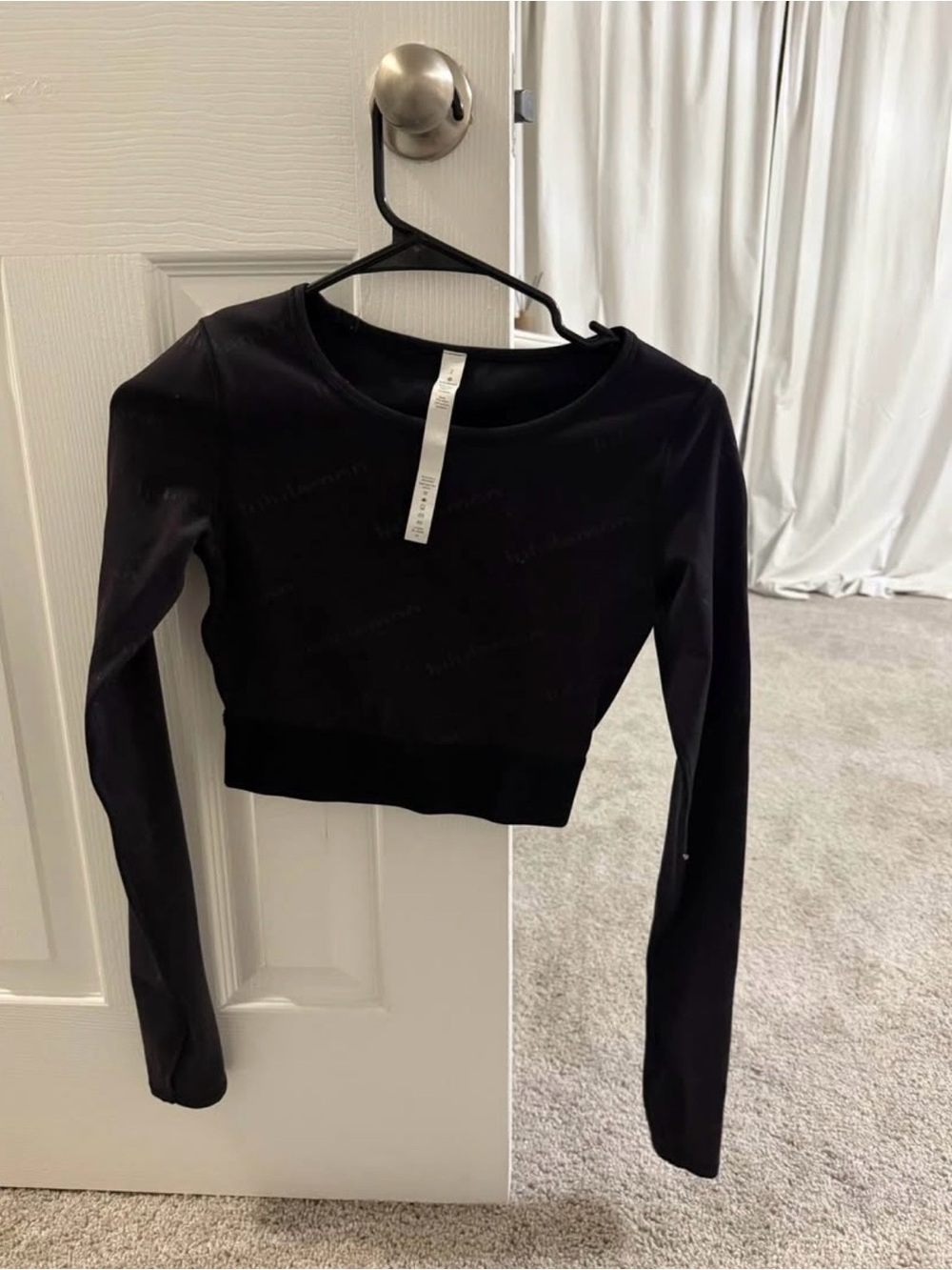 Women’s Black Long Sleeve Cropped Logo Top